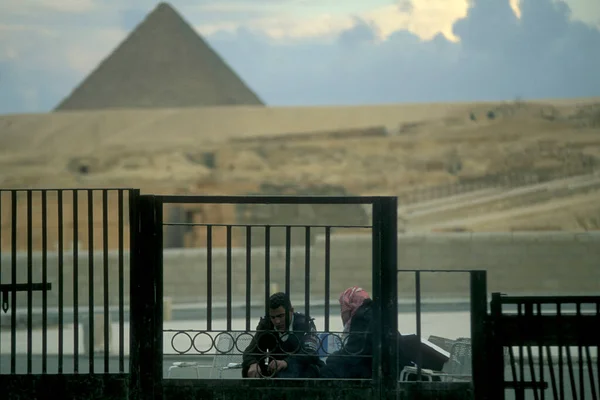 位于北非埃及首都开罗附近的吉萨金字塔前的警察和保安人员 2000年3月 — 图库照片