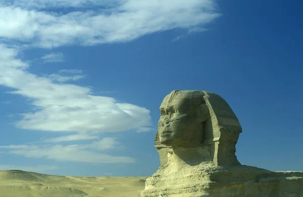 Monumentet Sfinx Framför Pyramiderna Giza Nära Staden Kairo Egyptens Huvudstad — Stockfoto