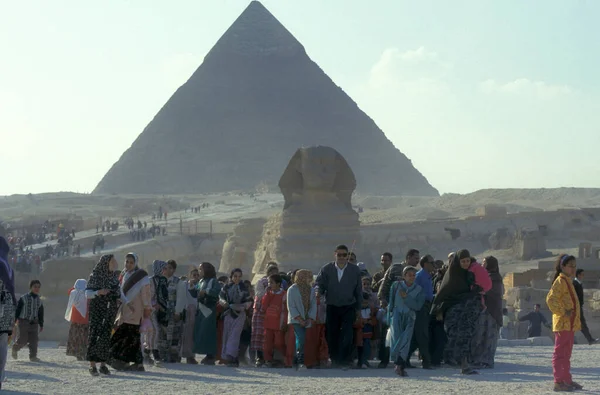 Туристы Памятника Сфинкса Перед Пирамидами Гиза Недалеко Города Каира Столице — стоковое фото