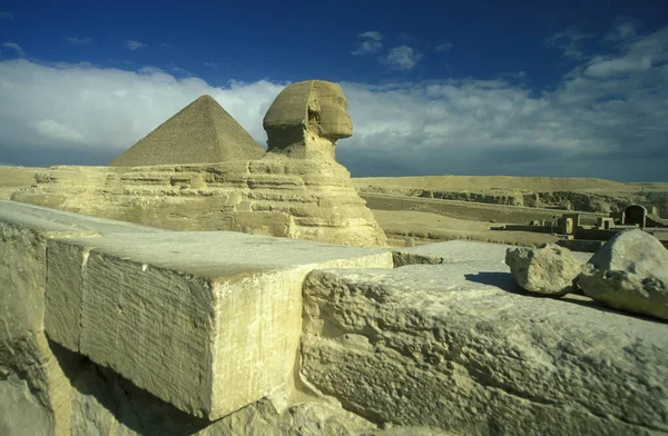 Monumento Della Sfinge Fronte Alle Piramidi Giza Vicino Alla Città — Foto Stock