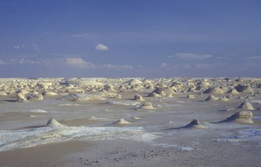 Kuzey Afrika, Mısır, Farafra, Mart 2000 'de, Libya' daki Farafra Köyü yakınlarındaki Beyaz Çöldeki Peyzaj ve Doğa