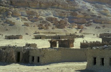 Kuzey Afrika, Mısır, Farafra, Mart 2000 'de Mısır' ın Libya veya batı çöllerindeki Farafra Köyü yakınlarındaki Manzara ve Doğa 'da bir kasaba
