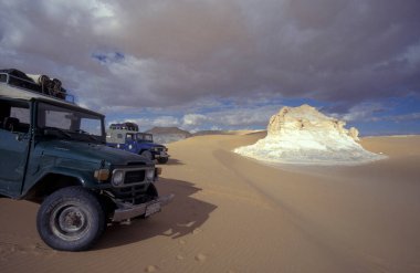 Kuzey Afrika, Mısır, Farafra 'daki Farafra Köyü yakınlarındaki Beyaz Çölde Arabalarla Turist Turu, Mart 2000