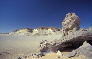 Kuzey Afrika, Mısır, Farafra, Mart 2000 'de, Libya' daki Farafra Köyü yakınlarındaki Beyaz Çöldeki Peyzaj ve Doğa
