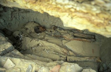 Libya 'daki Farafra Köyü ya da Kuzey Afrika' daki Batı Mısır Çölü yakınlarındaki Beyaz Çölde, Manzara ve Doğa 'da Ölüm Cesetleri olan bir mezar. Mısır, Farafra, Mart 2000