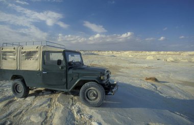 Kuzey Afrika, Mısır, Farafra 'daki Farafra Köyü yakınlarındaki Beyaz Çölde Arabalarla Turist Turu, Mart 2000