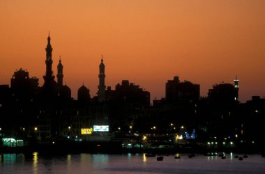 Kuzey Afrika 'da Mısır' da Akdeniz 'de İskenderiye şehrindeki al corniche yolunda bir cami. Mısır, İskenderiye, Mart 2000