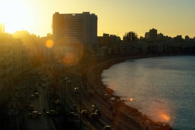 İskenderiye şehrindeki al Corniche Yolu kıyısında Akdeniz kıyısında, Kuzey Afrika 'da Mısır' da. Mısır, İskenderiye, Mart 2000