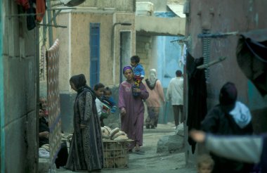 İskenderiye şehrinde, Mısır 'da Akdeniz' de, Kuzey Afrika 'da ara sokaktaki insanlar. Mısır, İskenderiye, Mart 2000