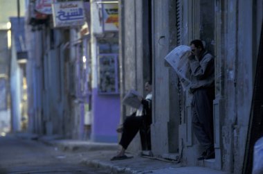 İskenderiye şehrinde, Kuzey Afrika 'da Mısır' da Akdeniz 'de, sokakta gazete bulunan insanlar. Mısır, İskenderiye, Mart 2000