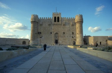 Kuzey Afrika 'da Mısır' da Akdeniz 'de İskenderiye şehrindeki Al Corniche Yolu' ndaki Kale ve Fort Qaitbey mimarisi. Mısır, İskenderiye, Mart 2000