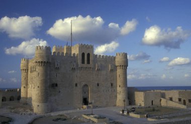 Kuzey Afrika 'da Mısır' da Akdeniz 'de İskenderiye şehrindeki Al Corniche Yolu' ndaki Kale ve Fort Qaitbey mimarisi. Mısır, İskenderiye, Mart 2000