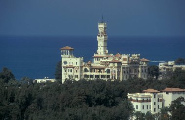 Kuzey Afrika 'da Mısır' da Akdeniz 'de İskenderiye şehrindeki al Corniche Yolu' nun kıyısındaki Montazah Sarayı. Mısır, İskenderiye, Mart 2000