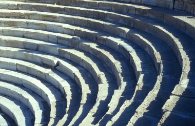 Kuzey Afrika 'da Mısır' da Akdeniz 'de İskenderiye Şehir Merkezi' ndeki Roma Amfitiyatrosu Kom El Bekka 'nın arkeolojik alanı. Mısır, İskenderiye, Mart 2000