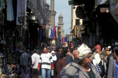Kuzey Afrika 'da Mısır' ın Kahire kentindeki ana çarşıda ya da pazarda bir pazar. Mısır, Kahire, Mart 2000