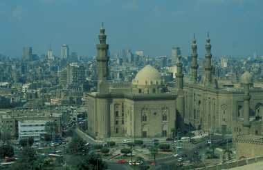 Kuzey Afrika 'daki Mısır' ın başkenti Kahire 'deki Sultan Hasan Camii' nin manzarası. Mısır, Kahire, Mart 2000