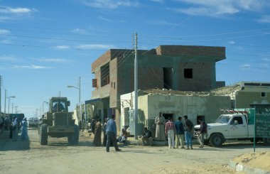 Kuzey Afrika 'da, Libya' da Bahariya ve Farafra Oasis arasındaki çöldeki Farafra kasabasında bir ev. Mısır, Bahariya, Mart 2000