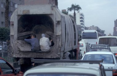 Kahire 'de bir çöp kamyonu, Kuzey Afrika' da Mısır 'ın başkenti. Mısır, Kahire, Mekanik, 2000