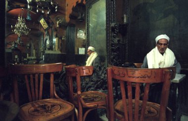 Kuzey Afrika 'da Mısır' ın Kahire kentindeki ana çarşıda ya da pazarda geleneksel bir kafe. Mısır, Kahire, Mart 2000
