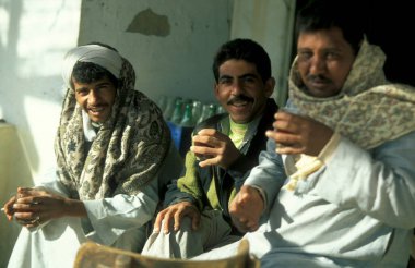Kuzey Afrika 'daki Mısır' ın Kahire kentindeki ana çarşıdaki ya da pazardaki geleneksel bir kahve dükkanındaki adamlar. Mısır, Kahire, Mart 2000