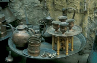 Kuzey Afrika 'da Mısır' ın Kahire kentindeki ana çarşıda ya da pazarda geleneksel bir kafe. Mısır, Kahire, Mart 2000