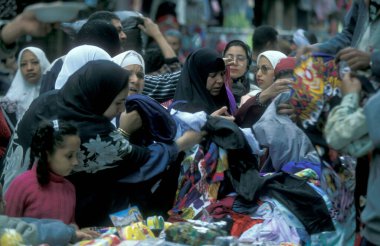 Kuzey Afrika 'da Mısır' ın Kahire kentindeki ana çarşıda ya da pazarda bir kıyafet mağazası. Mısır, Kahire, Mart 2000