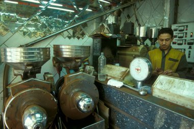 Kuzey Afrika 'da Mısır' ın Kahire kentindeki ana çarşıda ya da pazarda bir kafe var. Mısır, Kahire, Mart 2000