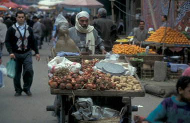 Kuzey Afrika 'da Mısır' ın Kahire kentindeki ana çarşıda ya da pazarda bir pazar. Mısır, Kahire, Mart 2000