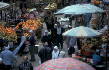 Kuzey Afrika 'da Mısır' ın Kahire kentindeki ana çarşıda ya da pazarda bir pazar. Mısır, Kahire, Mart 2000