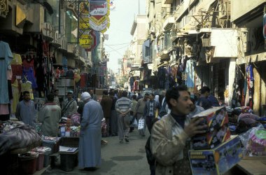 Kuzey Afrika 'da Mısır' ın Kahire kentindeki ana çarşıda ya da pazarda bir pazar. Mısır, Kahire, Mart 2000