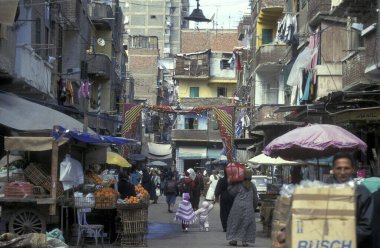Kuzey Afrika 'da Mısır' ın Kahire kentindeki ana çarşıda ya da pazarda bir pazar. Mısır, Kahire, Mart 2000