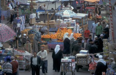 Kuzey Afrika 'da Mısır' ın Kahire kentindeki ana çarşıda ya da pazarda bir pazar. Mısır, Kahire, Mart 2000