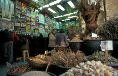 Kuzey Afrika 'da Mısır' ın Kahire kentindeki ana çarşıda ya da pazarda bir pazar. Mısır, Kahire, Mart 2000