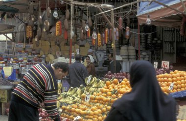 Kuzey Afrika 'da Mısır' ın Kahire kentindeki ana çarşıda ya da pazarda bir pazar. Mısır, Kahire, Mart 2000