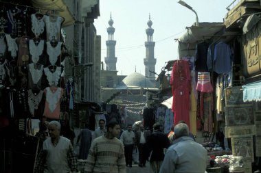 Kuzey Afrika 'da Mısır' ın Kahire kentindeki ana çarşıda ya da pazarda bir pazar. Mısır, Kahire, Mart 2000