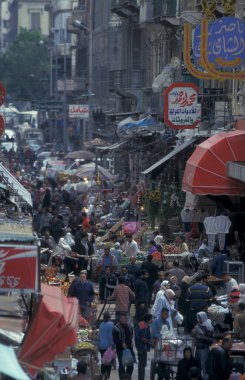 Kuzey Afrika 'da Mısır' ın Kahire kentindeki ana çarşıda ya da pazarda bir pazar. Mısır, Kahire, Mart 2000