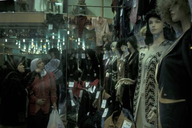 Kuzey Afrika 'da Mısır' ın Kahire kentindeki ana çarşıda ya da pazarda bir pazar. Mısır, Kahire, Mart 2000