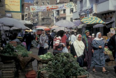 Kuzey Afrika 'da Mısır' ın Kahire kentindeki ana çarşıda ya da pazarda bir pazar. Mısır, Kahire, Mart 2000