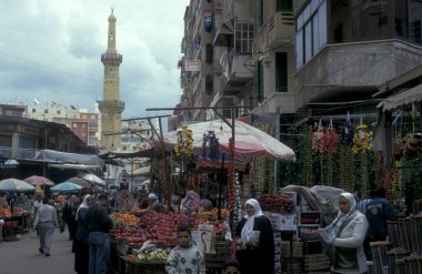 Kuzey Afrika 'da Mısır' ın Kahire kentindeki ana çarşıda ya da pazarda bir pazar. Mısır, Kahire, Mart 2000