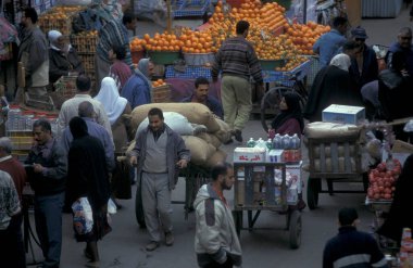 Kuzey Afrika 'da Mısır' ın Kahire kentindeki ana çarşıda ya da pazarda bir pazar. Mısır, Kahire, Mart 2000