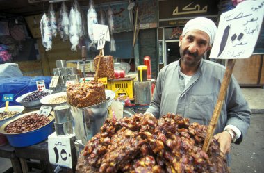 Kuzey Afrika 'da Mısır' ın Kahire kentindeki ana çarşıda ya da pazarda bir pazar. Mısır, Kahire, Mart 2000