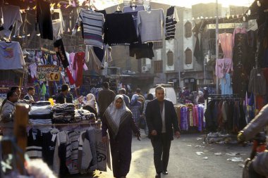 Kuzey Afrika 'da Mısır' ın Kahire kentindeki ana çarşıda ya da pazarda bir pazar. Mısır, Kahire, Mart 2000