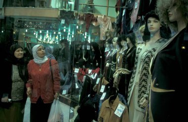 Kuzey Afrika 'da Mısır' ın Kahire kentindeki ana çarşıda ya da pazarda bir kıyafet mağazası. Mısır, Kahire, Mart 2000