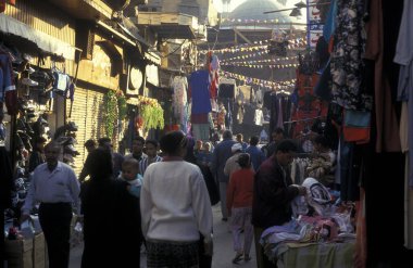 Kuzey Afrika 'da Mısır' ın Kahire kentindeki ana çarşıda ya da pazarda bir kıyafet mağazası. Mısır, Kahire, Mart 2000
