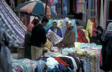 Kuzey Afrika 'da Mısır' ın Kahire kentindeki ana çarşıda ya da pazarda bir kıyafet mağazası. Mısır, Kahire, Mart 2000