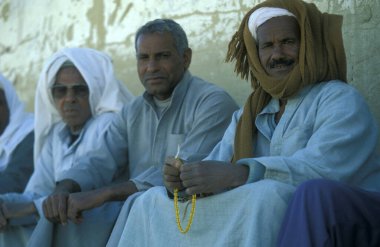Kuzey Afrika 'da, Libya' da ya da Mısır 'ın doğu çölünde, Farafra vahasında bir evin önündeki adamlar. Mısır, Farafra, Mart 2000