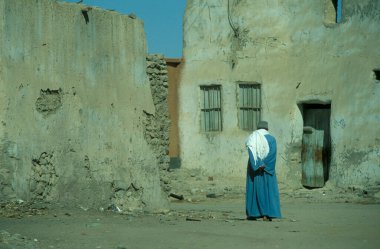 Kuzey Afrika 'da, Libya' da ya da Mısır 'ın doğu çölündeki Farafra vahasında bir adam. Mısır, Farafra, Mart 2000