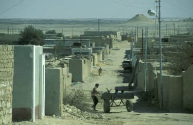 Kasabada eşek arabası ve Kuzey Afrika 'da Libya' da ya da Mısır 'ın doğu çölünde Farafra vahası olan insanlar. Mısır, Farafra, Mart 2000