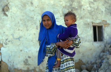 Kuzey Afrika 'da, Libya' da, ya da Mısır 'ın doğu çölünde bebeği olan bir kadın ve Farafra vahası. Mısır, Farafra, Mart 2000