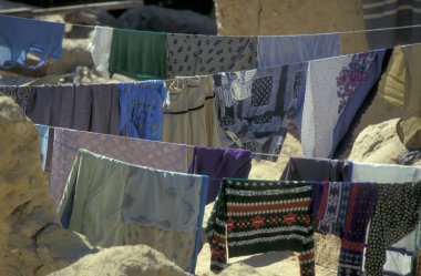 Kuzey Afrika 'daki Libya veya Doğu Mısır Çölü' ndeki bir çamaşır ipinde ve Farafra vahasında çamaşır yıkama. Mısır, Farafra, Mart 2000